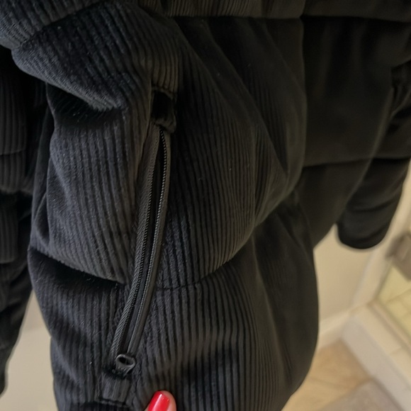 Cropped ALO velvety puffer coat - Picture 3 of 4